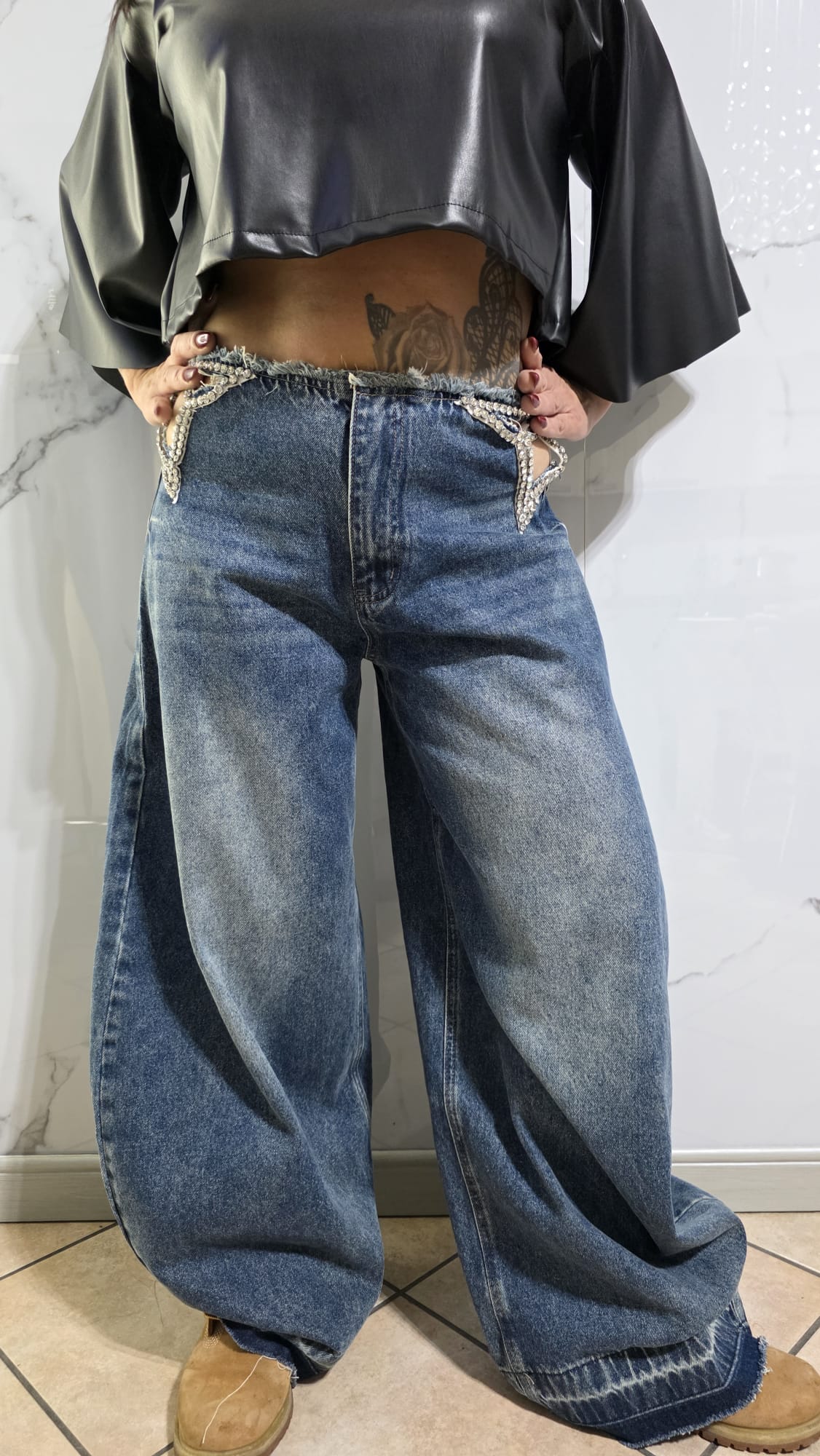 Jeans Oversize con Dettagli in Strass per un Look Elegante e Fashionabile