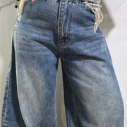 Jeans Oversize con Dettagli in Strass per un Look Elegante e Fashionabile