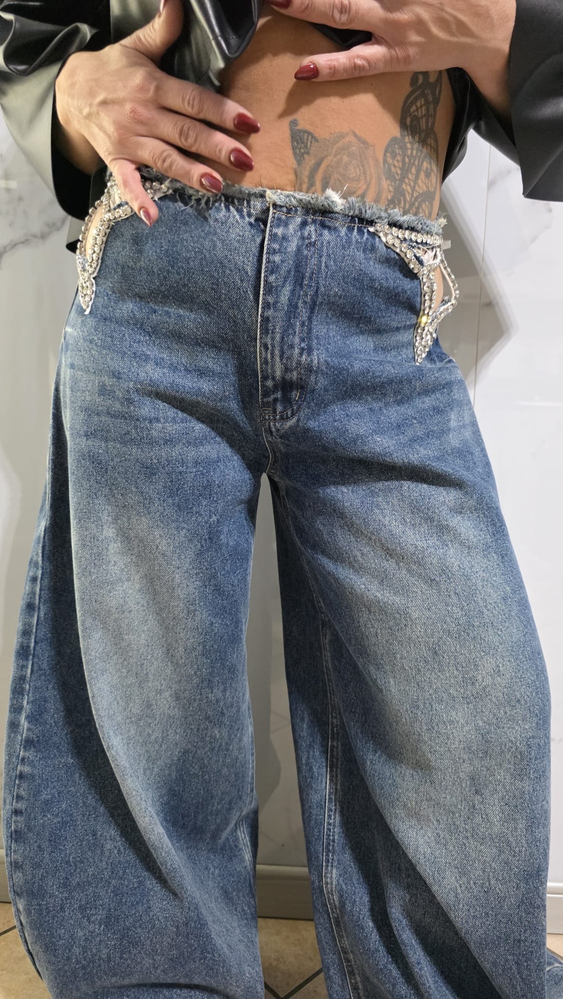 Jeans Oversize con Dettagli in Strass per un Look Elegante e Fashionabile