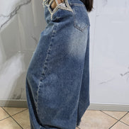Jeans Oversize con Dettagli in Strass per un Look Elegante e Fashionabile