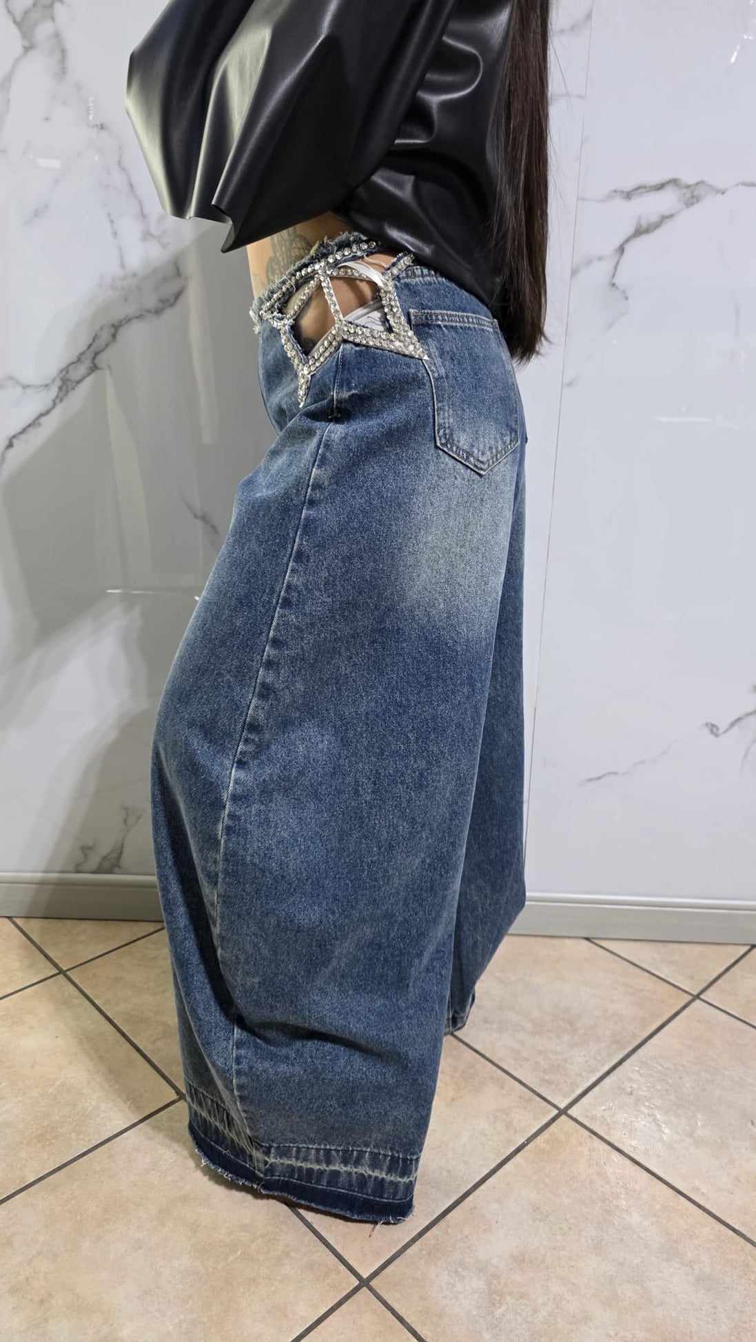 Jeans Oversize con Dettagli in Strass per un Look Elegante e Fashionabile