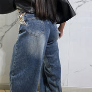Jeans Oversize con Dettagli in Strass per un Look Elegante e Fashionabile