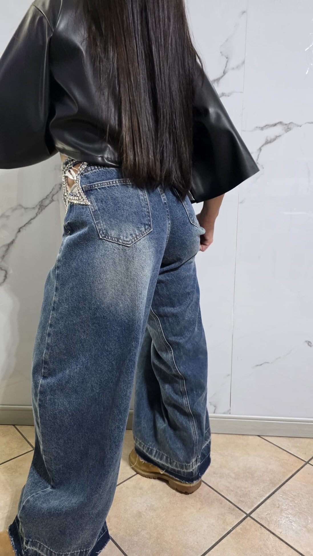Jeans Oversize con Dettagli in Strass per un Look Elegante e Fashionabile