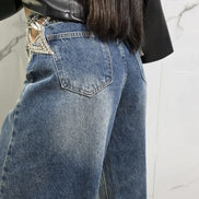 Jeans Oversize con Dettagli in Strass per un Look Elegante e Fashionabile