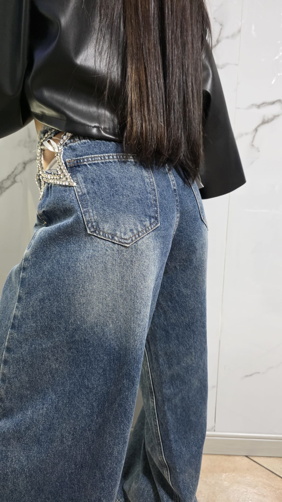 Jeans Oversize con Dettagli in Strass per un Look Elegante e Fashionabile