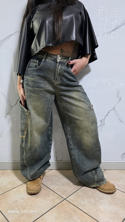 Jeans Cargo Donna in Denim Scuro con Tasche Laterali e Design Oversize per un Look Casual e Comfortabile Ideali per Ogni Occasione