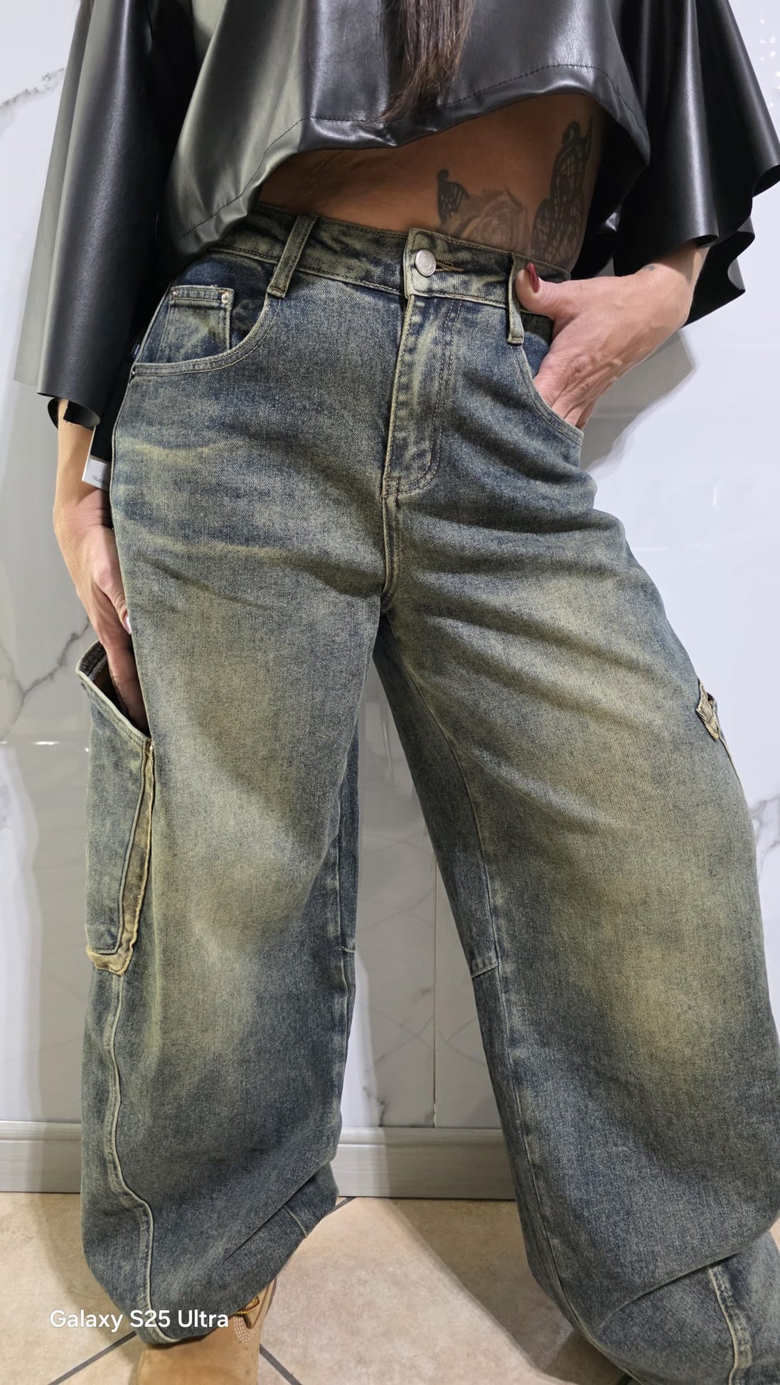 Jeans Cargo Donna in Denim Scuro con Tasche Laterali e Design Oversize per un Look Casual e Comfortabile Ideali per Ogni Occasione