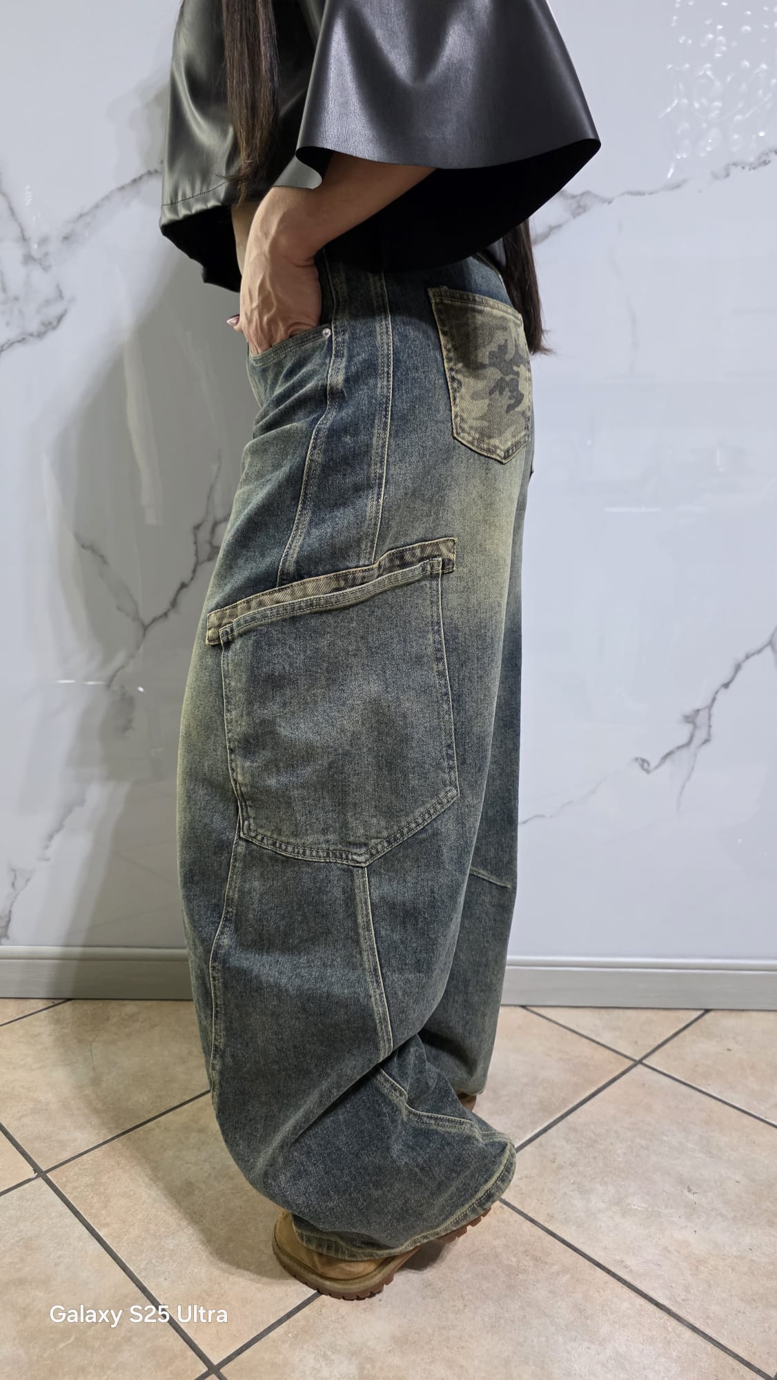 Jeans Cargo Donna in Denim Scuro con Tasche Laterali e Design Oversize per un Look Casual e Comfortabile Ideali per Ogni Occasione
