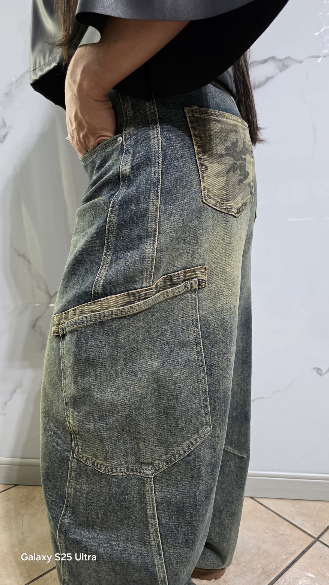 Jeans Cargo Donna in Denim Scuro con Tasche Laterali e Design Oversize per un Look Casual e Comfortabile Ideali per Ogni Occasione