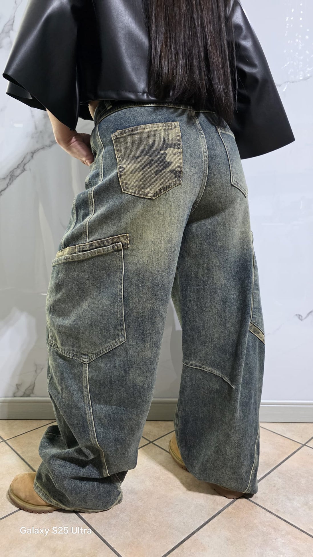 Jeans Cargo Donna in Denim Scuro con Tasche Laterali e Design Oversize per un Look Casual e Comfortabile Ideali per Ogni Occasione