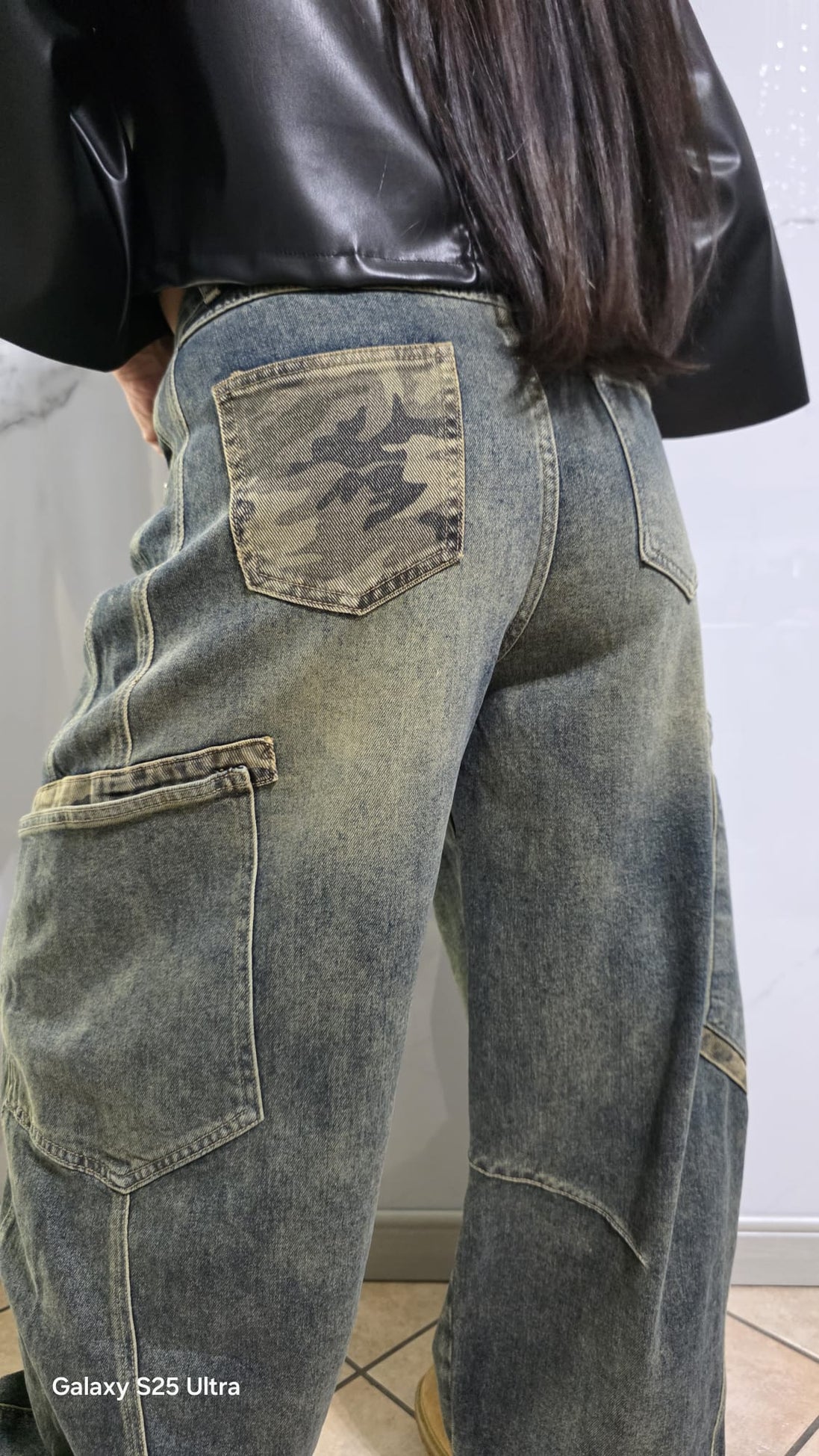 Jeans Cargo Donna in Denim Scuro con Tasche Laterali e Design Oversize per un Look Casual e Comfortabile Ideali per Ogni Occasione