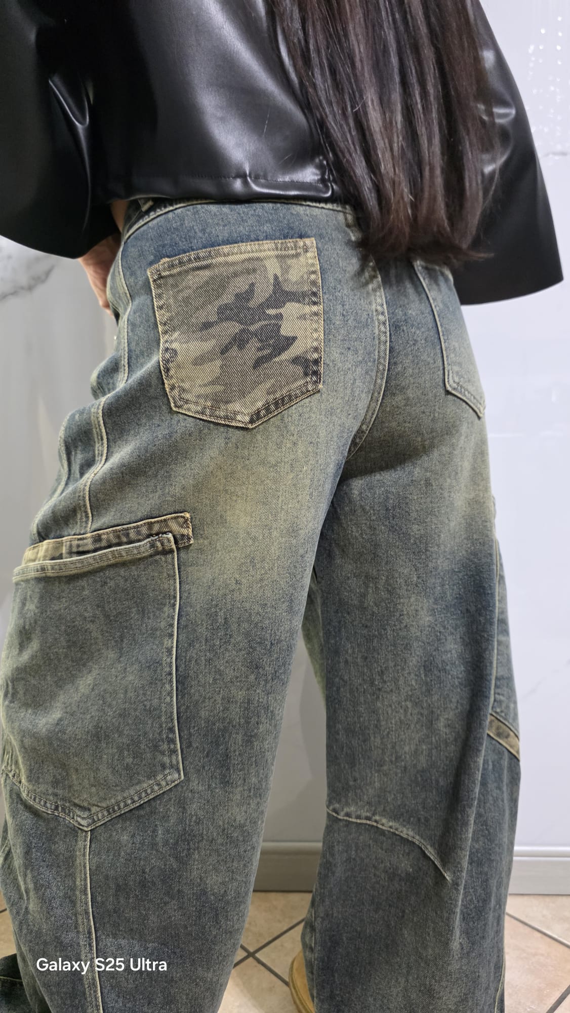 Jeans Cargo Donna in Denim Scuro con Tasche Laterali e Design Oversize per un Look Casual e Comfortabile Ideali per Ogni Occasione