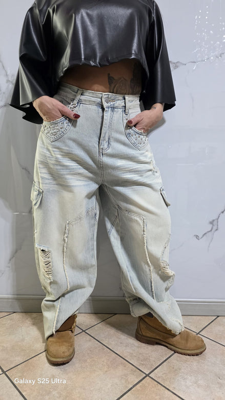 Jeans Cargo con Strappi e Dettagli di Strass per un Look Fashionabile e Moderno