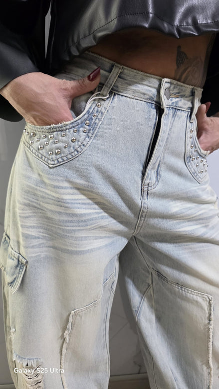 Jeans Cargo con Strappi e Dettagli di Strass per un Look Fashionabile e Moderno
