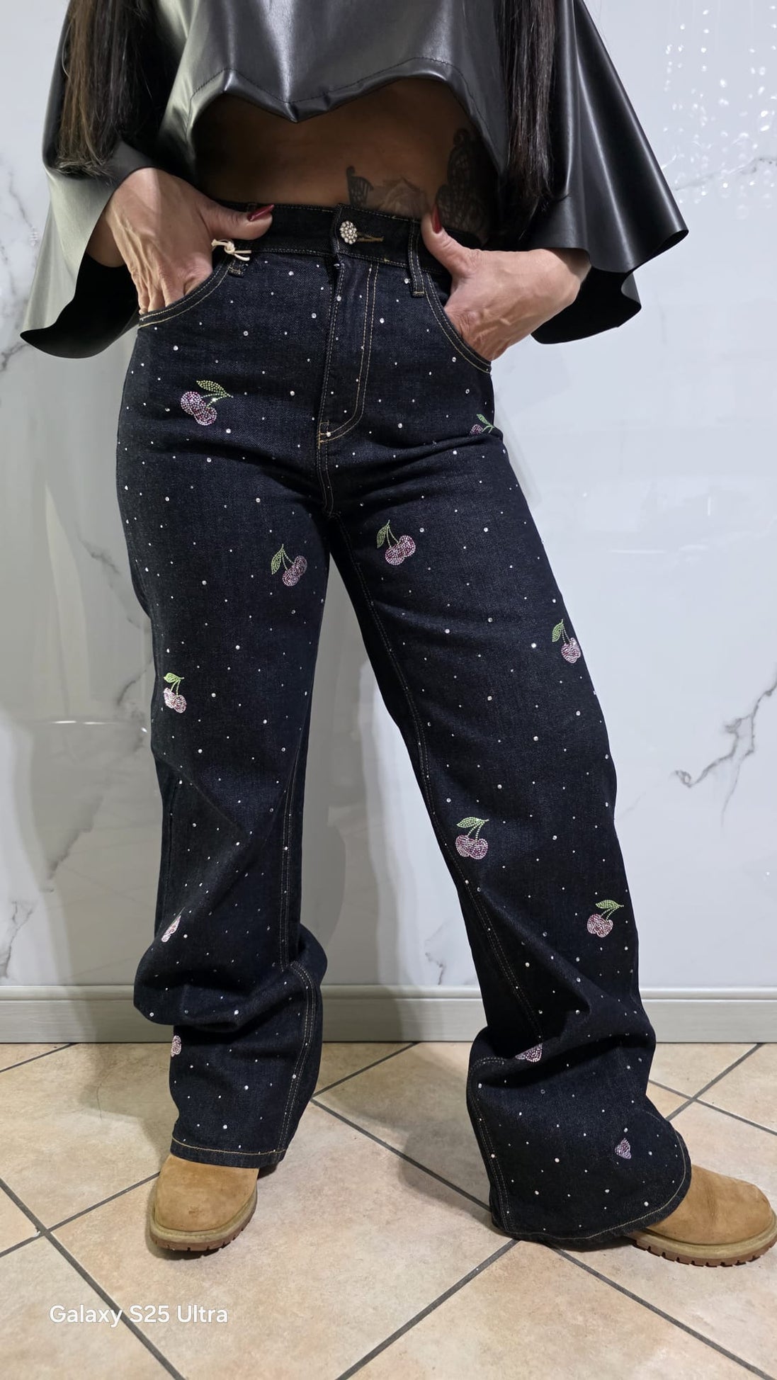 Jeans Ciliegie con Stampa a Stelle per Donna - Pantaloni a Gamba Larga in Denim Nero con Dettagli Bianchi
