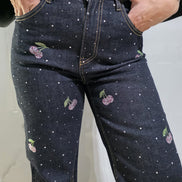 Jeans Ciliegie con Stampa a Stelle per Donna - Pantaloni a Gamba Larga in Denim Nero con Dettagli Bianchi