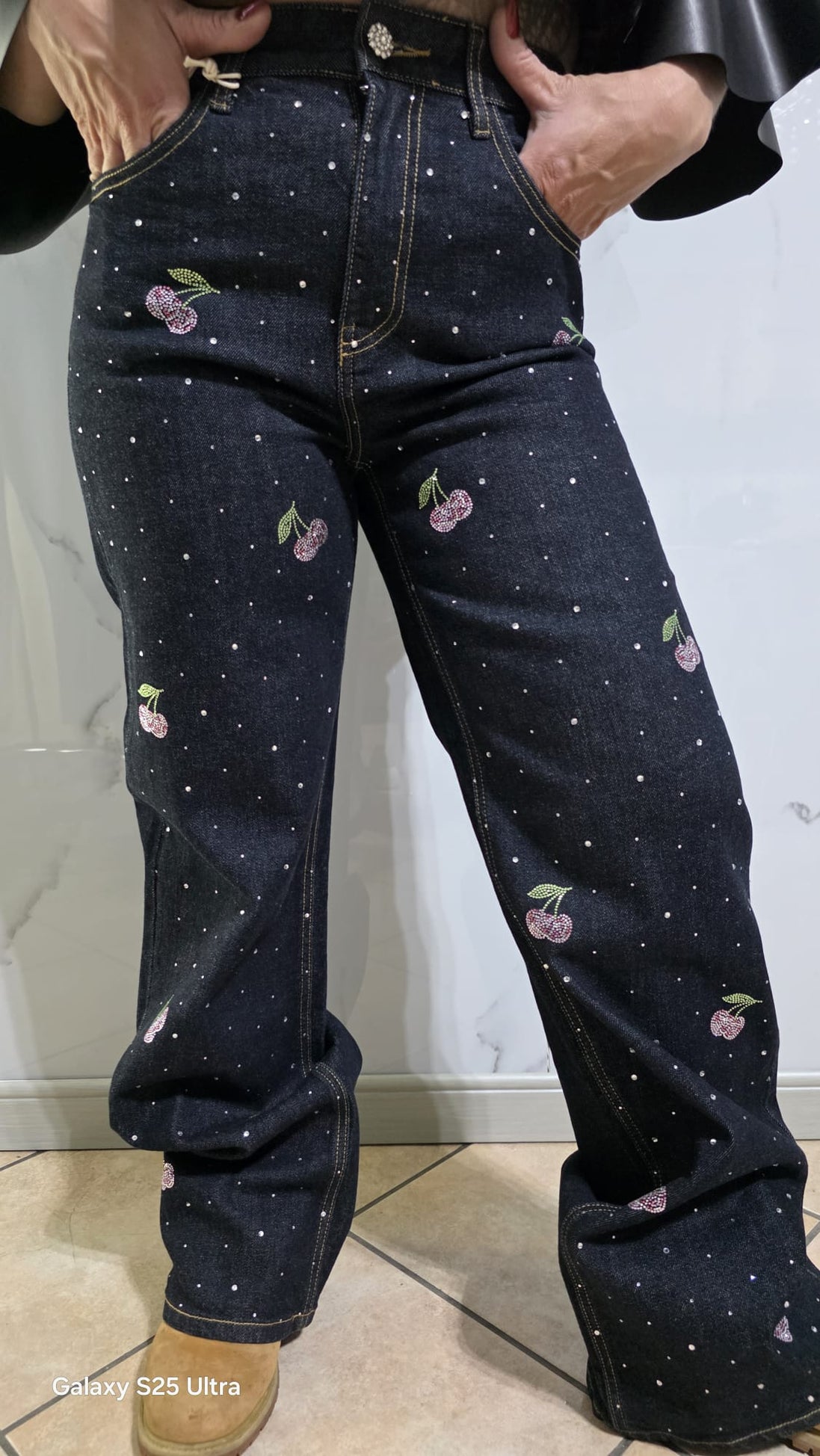 Jeans Ciliegie con Stampa a Stelle per Donna - Pantaloni a Gamba Larga in Denim Nero con Dettagli Bianchi