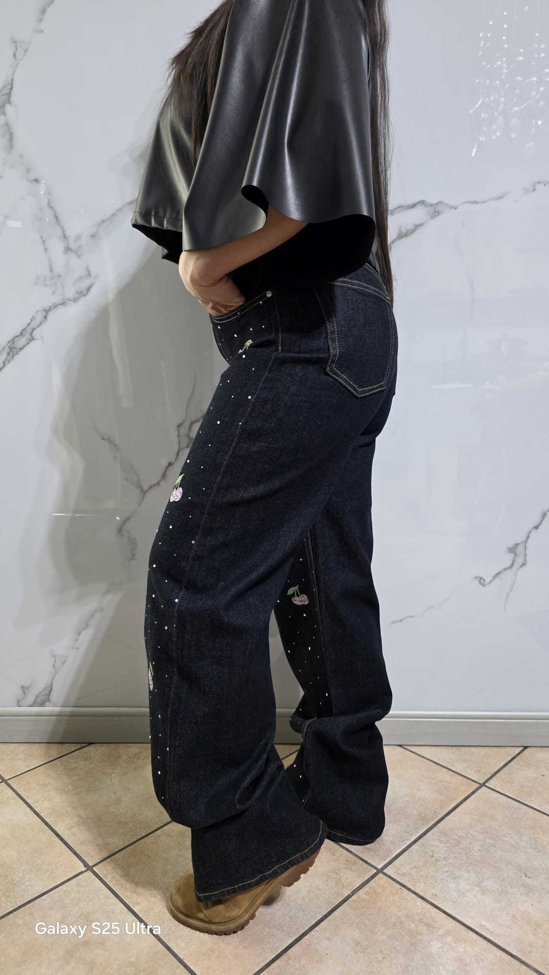Jeans Ciliegie con Stampa a Stelle per Donna - Pantaloni a Gamba Larga in Denim Nero con Dettagli Bianchi