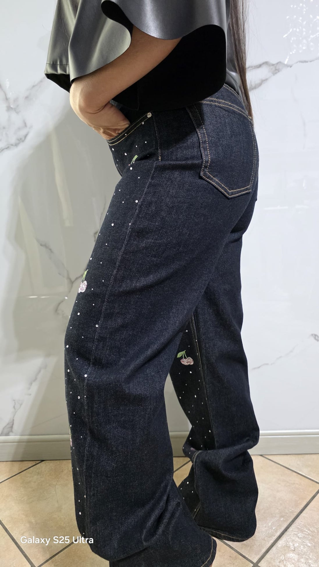 Jeans Ciliegie con Stampa a Stelle per Donna - Pantaloni a Gamba Larga in Denim Nero con Dettagli Bianchi