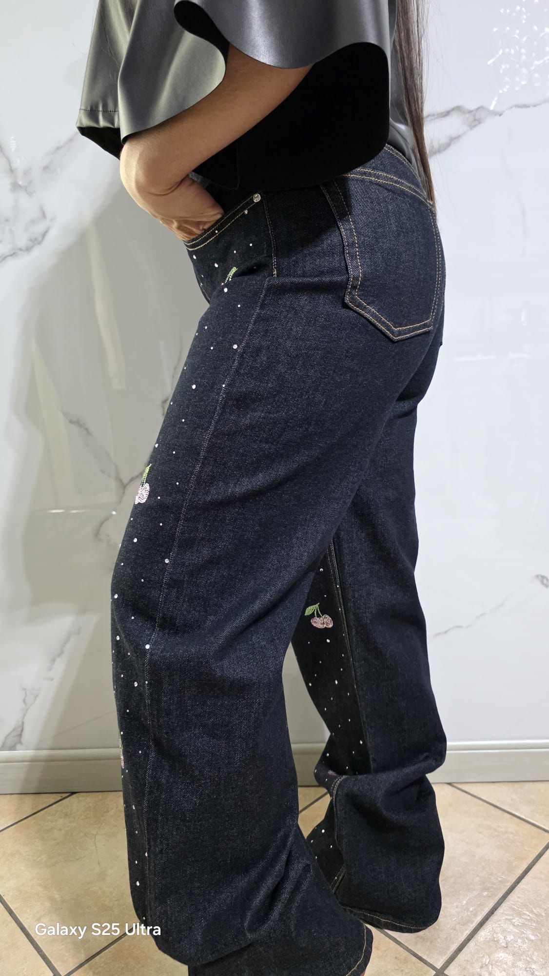 Jeans Ciliegie con Stampa a Stelle per Donna - Pantaloni a Gamba Larga in Denim Nero con Dettagli Bianchi