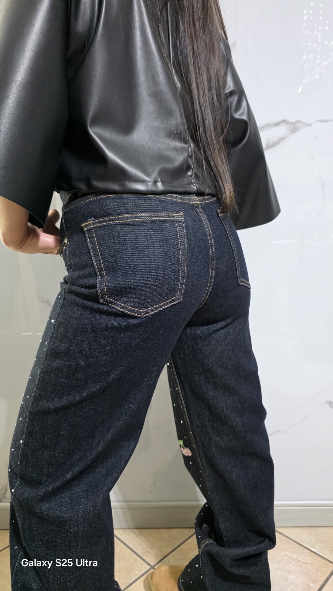 Jeans Ciliegie con Stampa a Stelle per Donna - Pantaloni a Gamba Larga in Denim Nero con Dettagli Bianchi