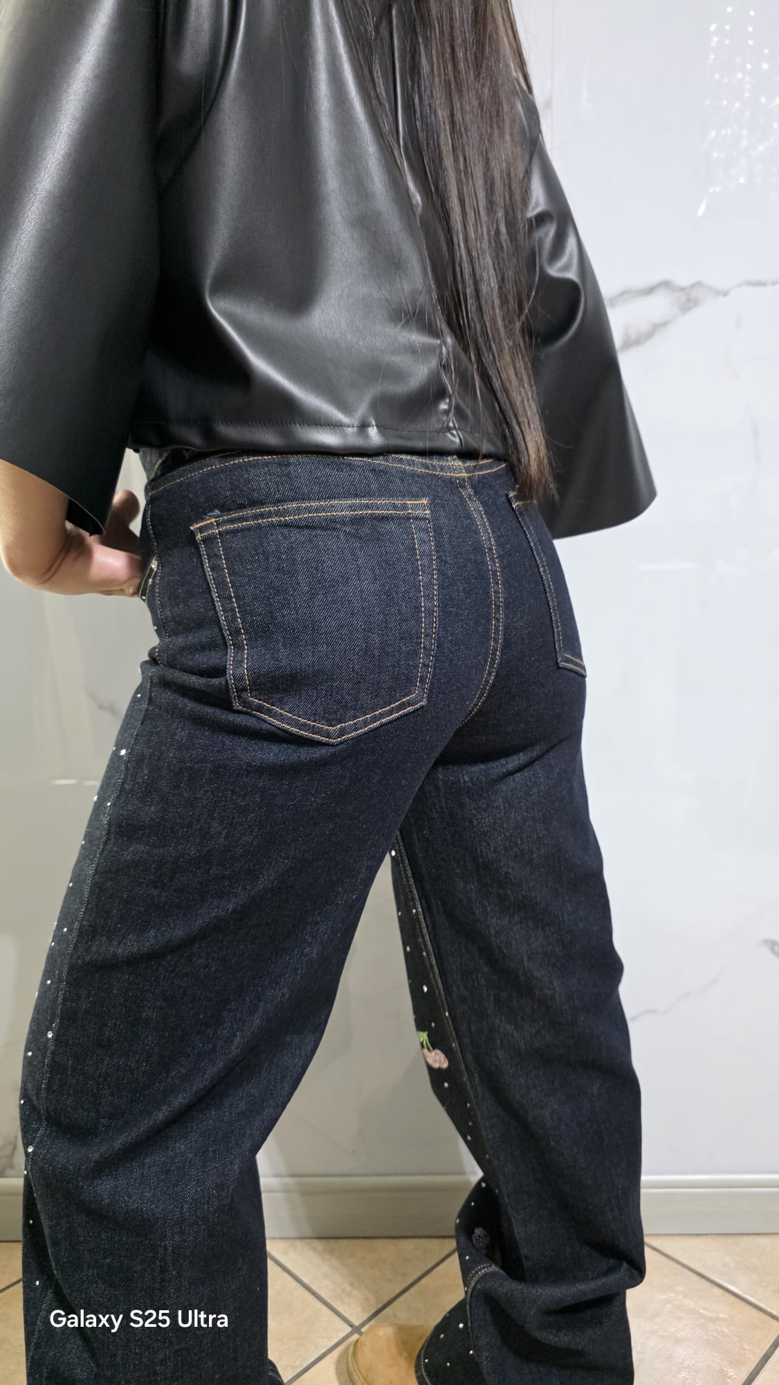 Jeans Ciliegie con Stampa a Stelle per Donna - Pantaloni a Gamba Larga in Denim Nero con Dettagli Bianchi
