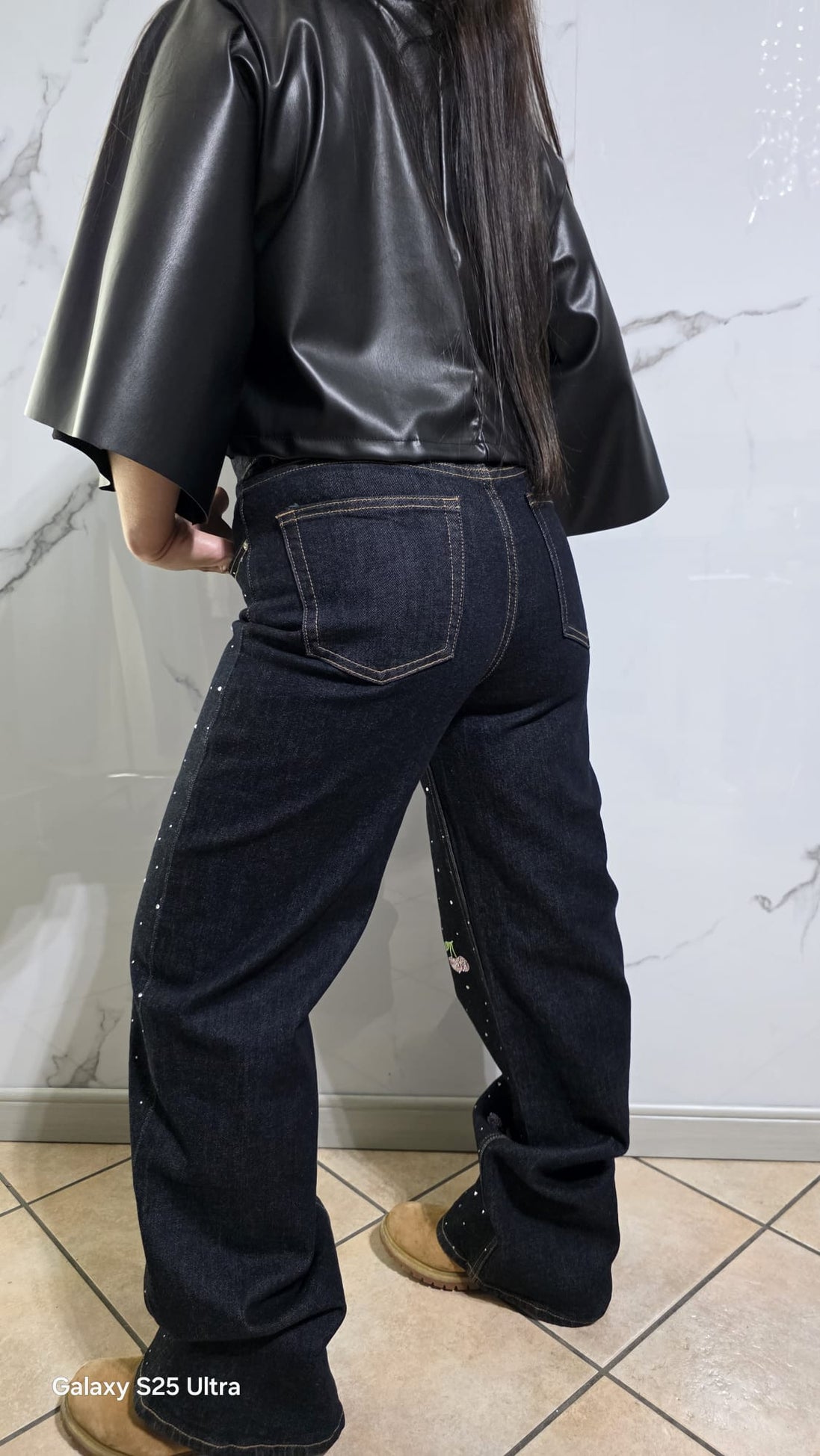 Jeans Ciliegie con Stampa a Stelle per Donna - Pantaloni a Gamba Larga in Denim Nero con Dettagli Bianchi