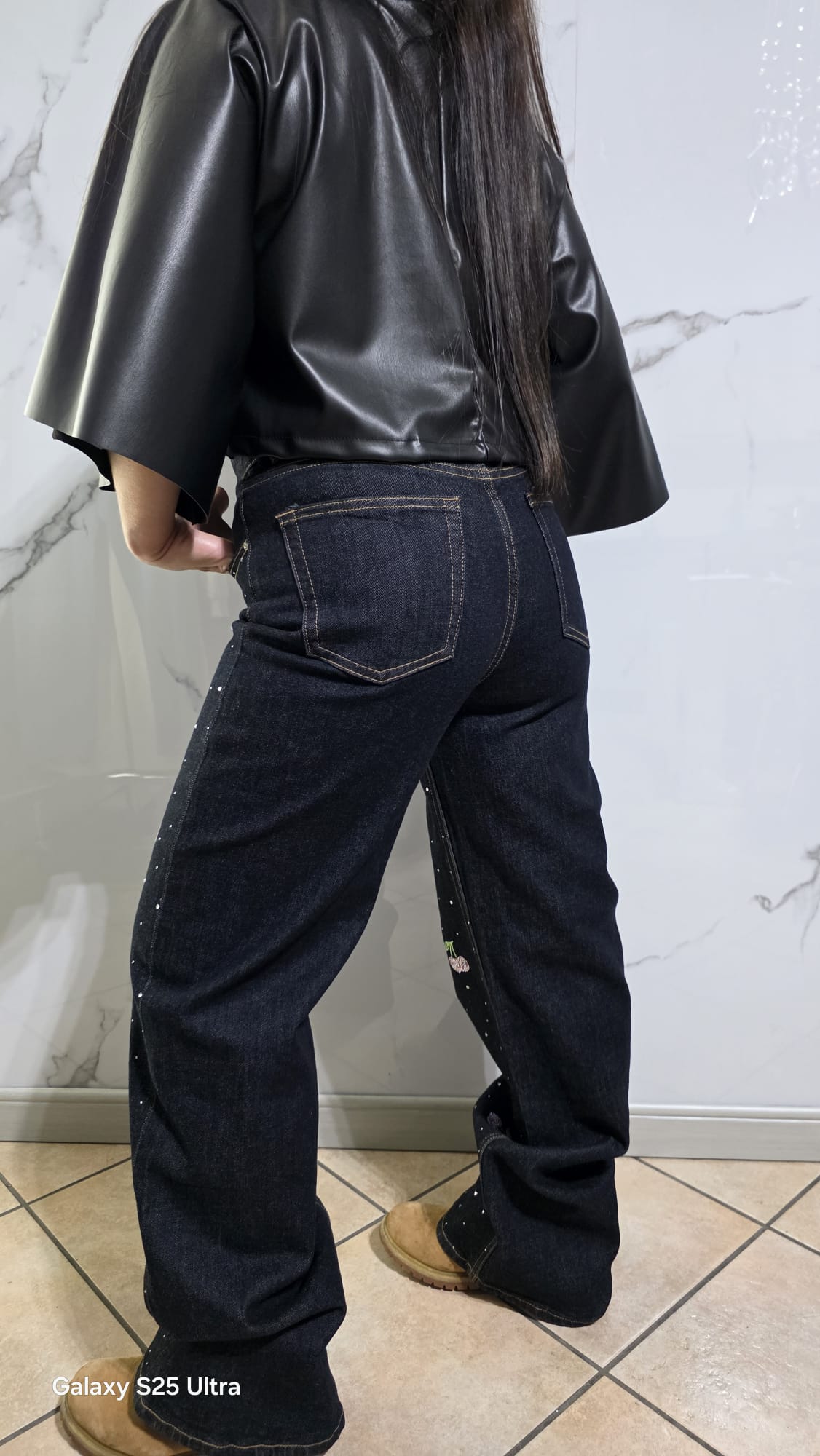 Jeans Ciliegie con Stampa a Stelle per Donna - Pantaloni a Gamba Larga in Denim Nero con Dettagli Bianchi