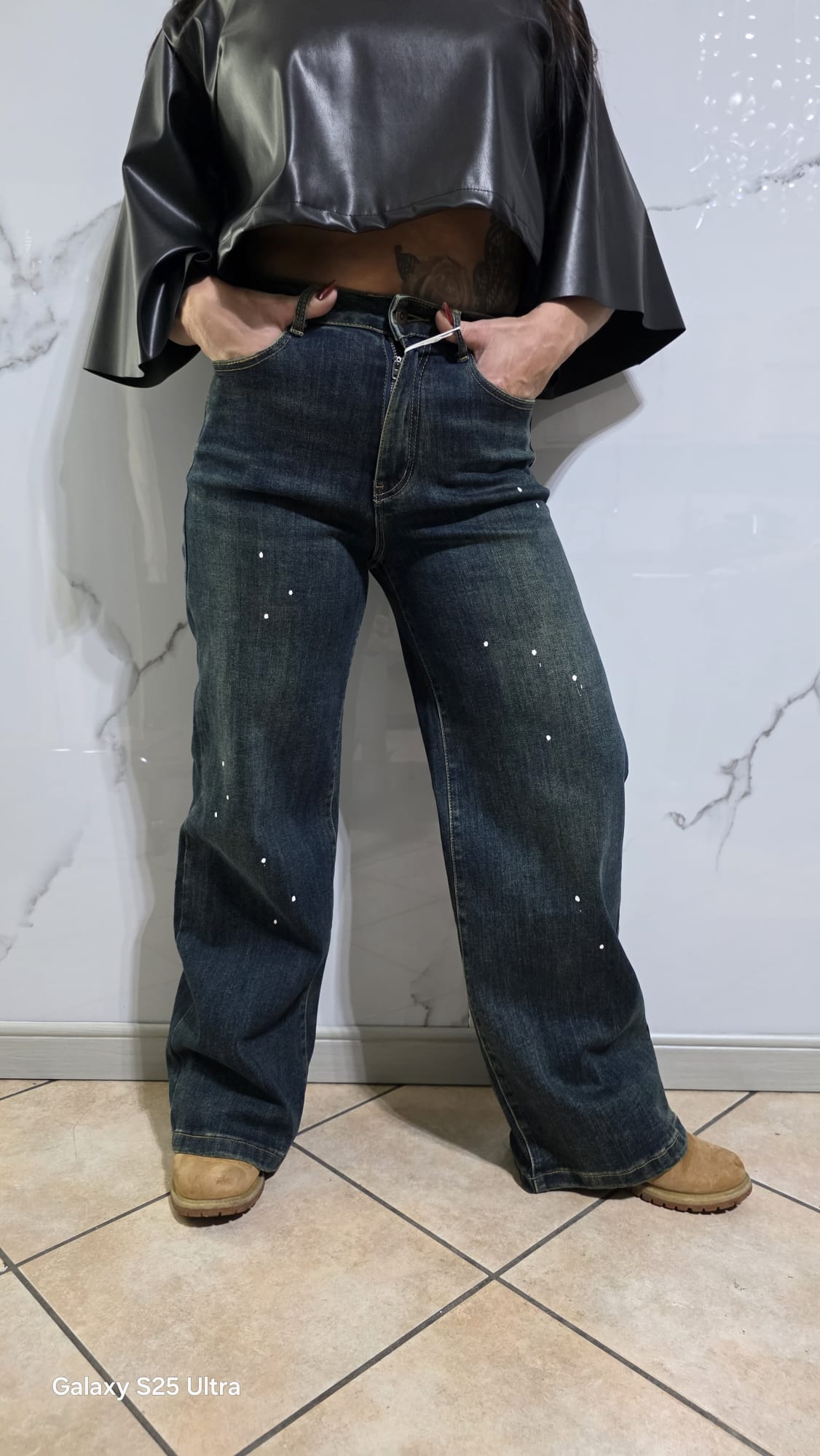 Denim Stardust Jeans a Gamba Larga in Denim Scuro con Dettagli Scintillanti per un Look Audace e Stiloso Comfort e Stile