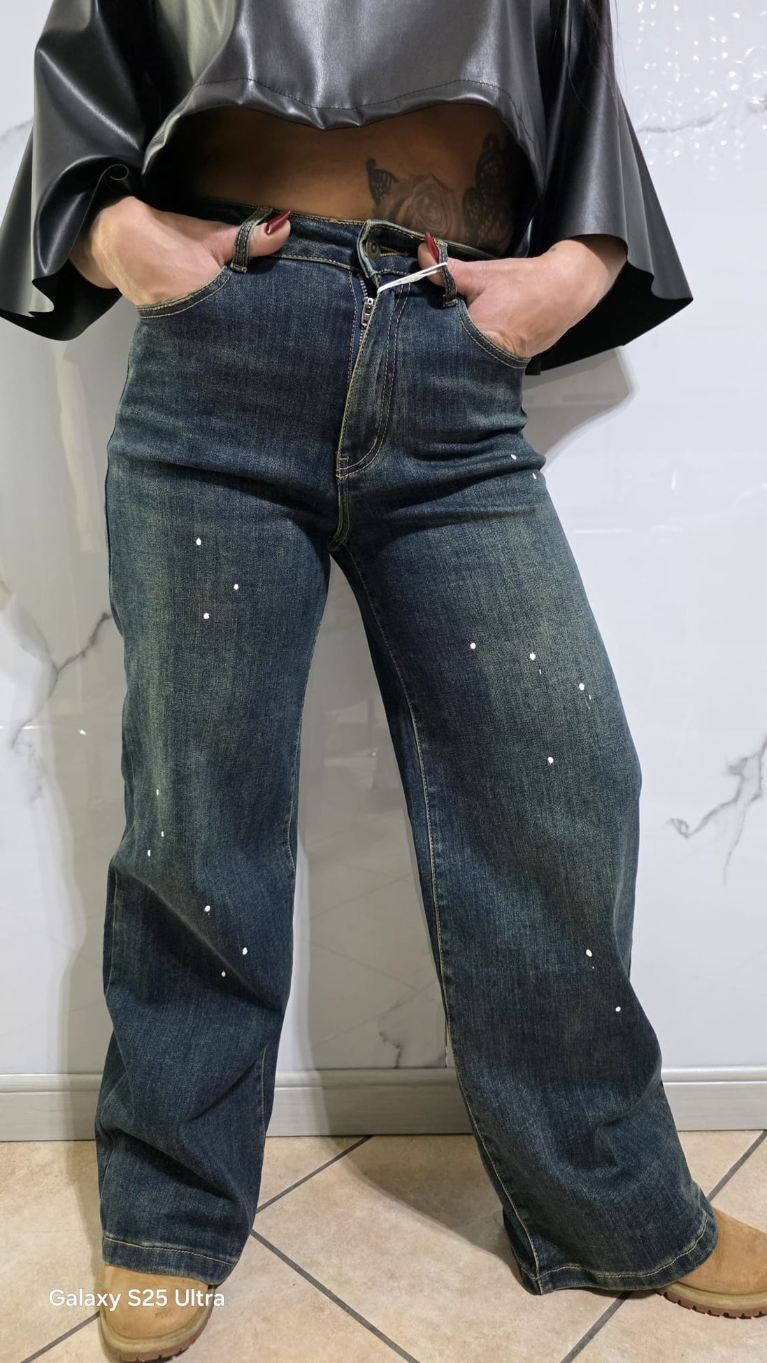 Denim Stardust Jeans a Gamba Larga in Denim Scuro con Dettagli Scintillanti per un Look Audace e Stiloso Comfort e Stile