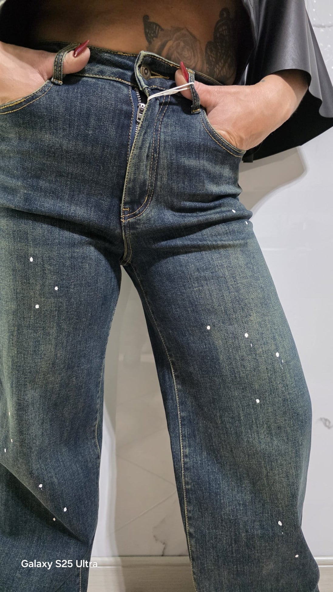 Denim Stardust Jeans a Gamba Larga in Denim Scuro con Dettagli Scintillanti per un Look Audace e Stiloso Comfort e Stile