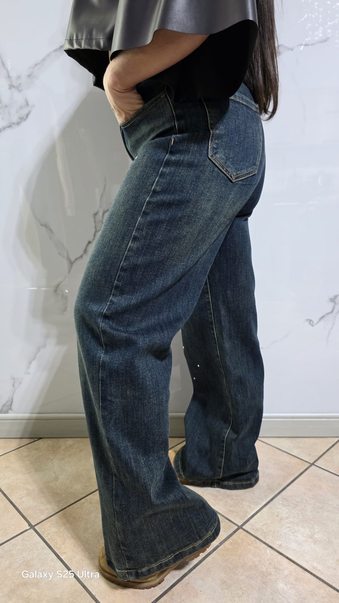Denim Stardust Jeans a Gamba Larga in Denim Scuro con Dettagli Scintillanti per un Look Audace e Stiloso Comfort e Stile