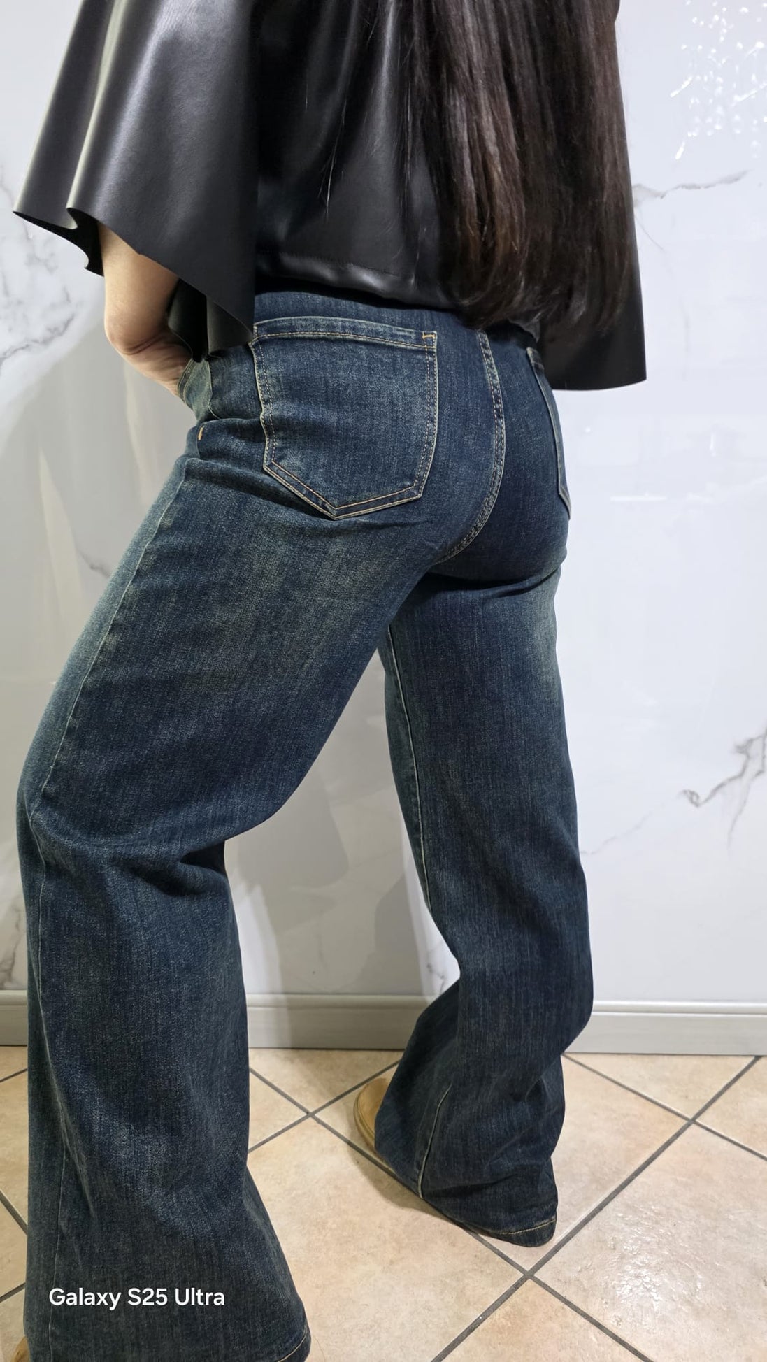 Denim Stardust Jeans a Gamba Larga in Denim Scuro con Dettagli Scintillanti per un Look Audace e Stiloso Comfort e Stile