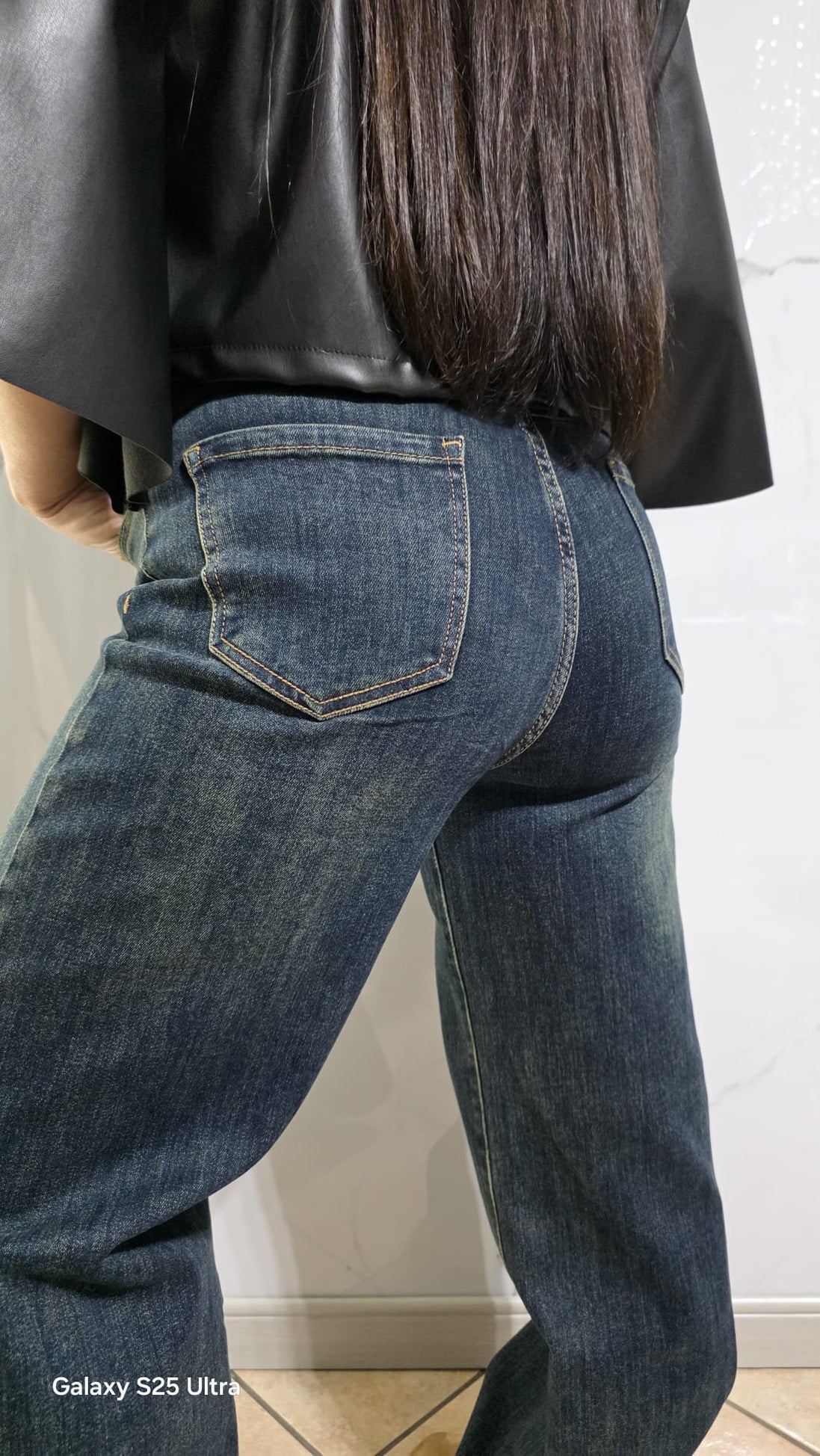 Denim Stardust Jeans a Gamba Larga in Denim Scuro con Dettagli Scintillanti per un Look Audace e Stiloso Comfort e Stile