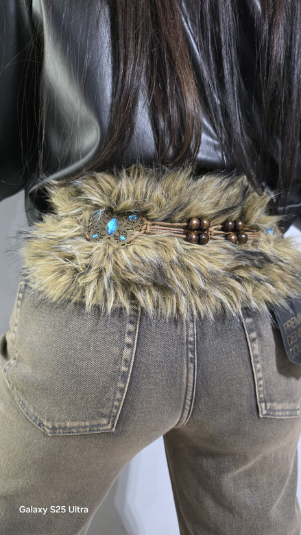 Jeans Chic "Western Vibes" con Cintura Intrecciata e Dettagli in Pelle per un Look Western Elegante e Versatile