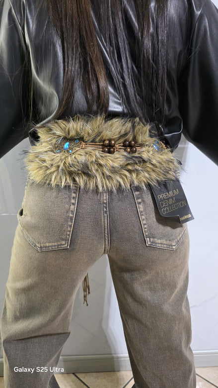 Jeans Chic "Western Vibes" con Cintura Intrecciata e Dettagli in Pelle per un Look Western Elegante e Versatile