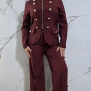 Abbigliamento Elegante Donna Completo Bianco con Dettagli Dorati e Tasche Laterali Stile Moderno e Raffinato per Occasioni Speciali
