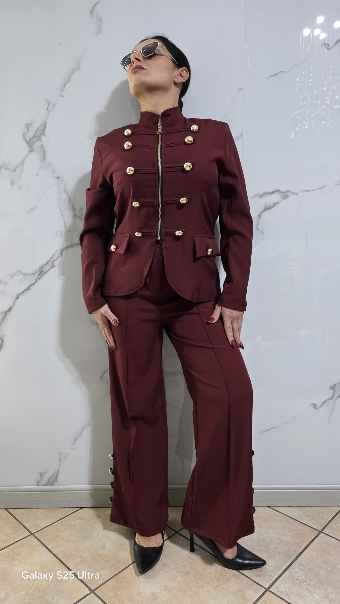 Abbigliamento Elegante Donna Completo Bianco con Dettagli Dorati e Tasche Laterali Stile Moderno e Raffinato per Occasioni Speciali