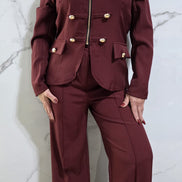 Abbigliamento Elegante Donna Completo Bianco con Dettagli Dorati e Tasche Laterali Stile Moderno e Raffinato per Occasioni Speciali