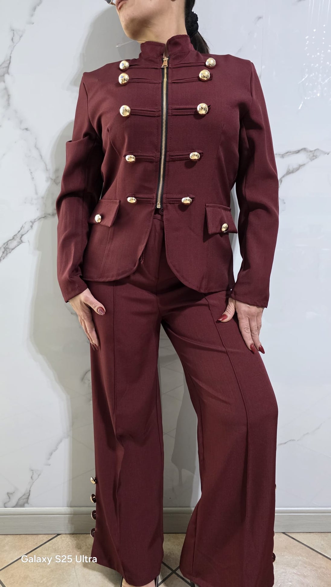 Abbigliamento Elegante Donna Completo Bianco con Dettagli Dorati e Tasche Laterali Stile Moderno e Raffinato per Occasioni Speciali