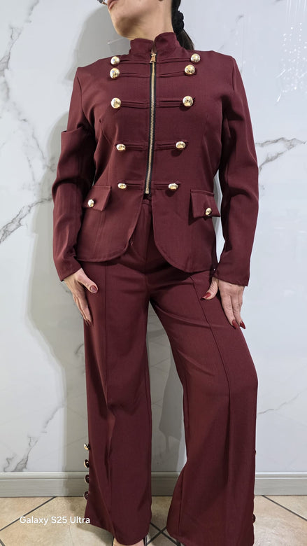 Abbigliamento Elegante Donna Completo Bianco con Dettagli Dorati e Tasche Laterali Stile Moderno e Raffinato per Occasioni Speciali
