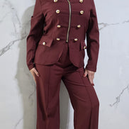 Abbigliamento Elegante Donna Completo Bianco con Dettagli Dorati e Tasche Laterali Stile Moderno e Raffinato per Occasioni Speciali