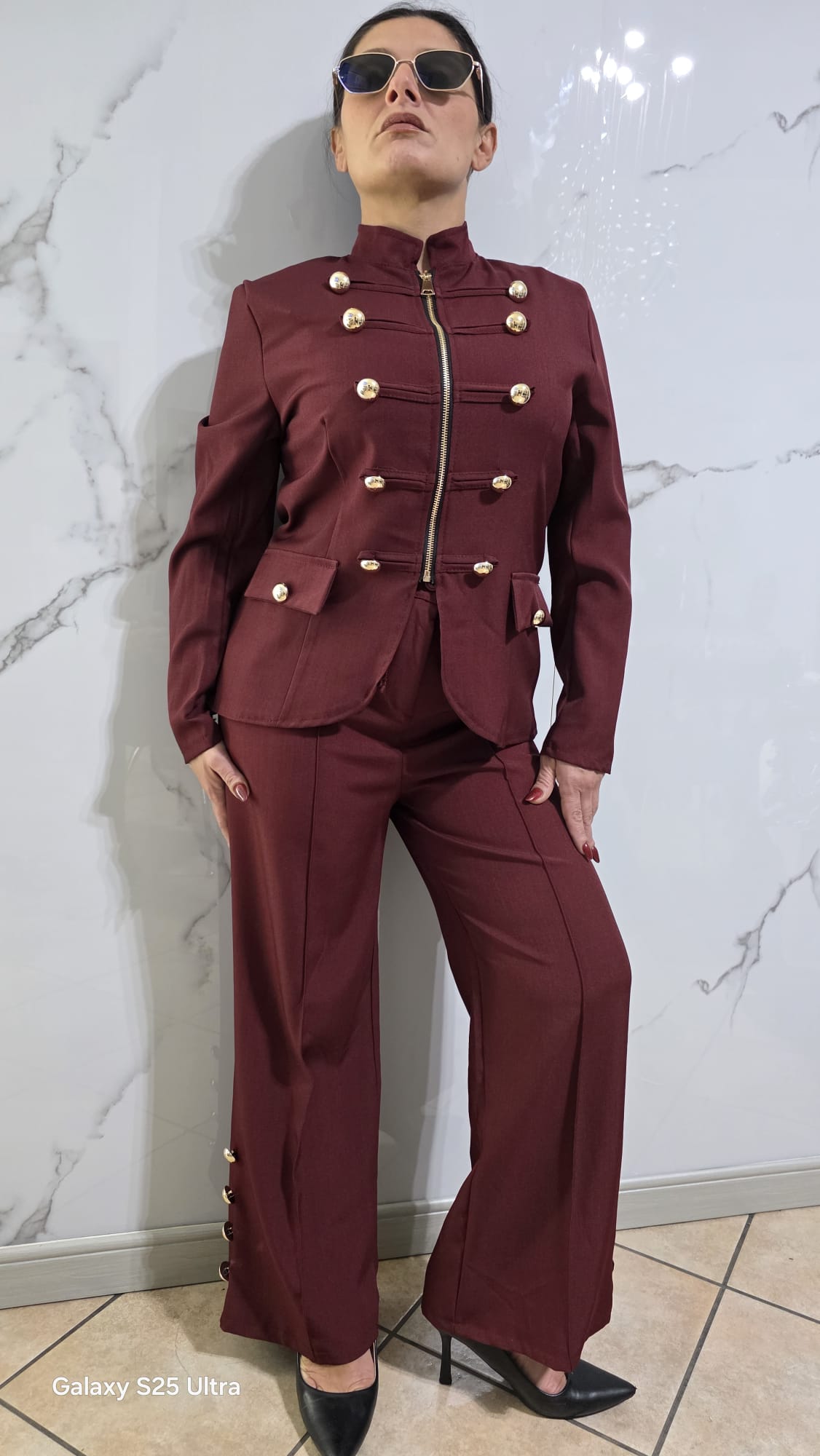 Abbigliamento Elegante Donna Completo Bianco con Dettagli Dorati e Tasche Laterali Stile Moderno e Raffinato per Occasioni Speciali