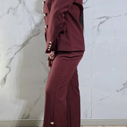 Abbigliamento Elegante Donna Completo Bianco con Dettagli Dorati e Tasche Laterali Stile Moderno e Raffinato per Occasioni Speciali