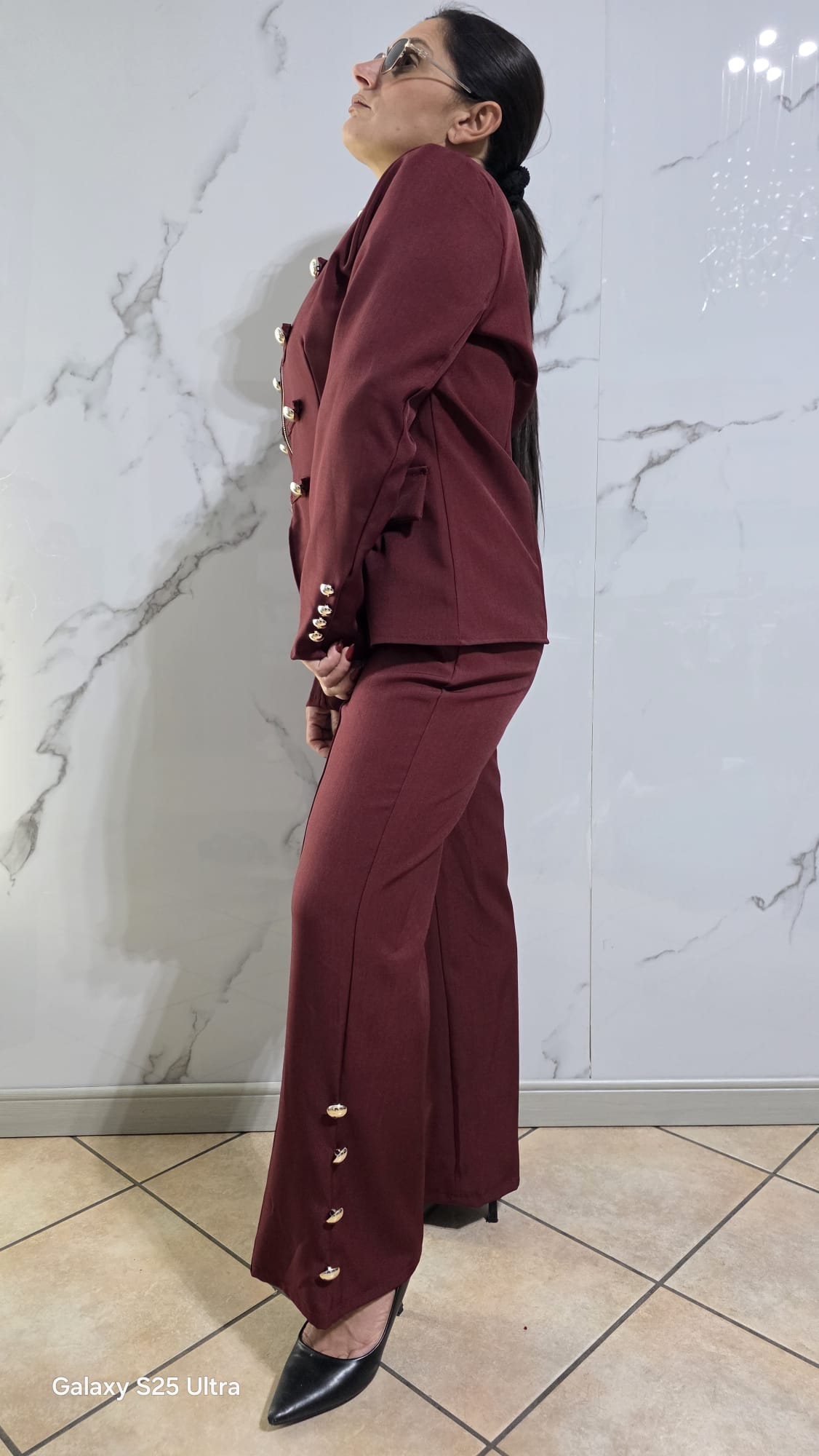 Abbigliamento Elegante Donna Completo Bianco con Dettagli Dorati e Tasche Laterali Stile Moderno e Raffinato per Occasioni Speciali