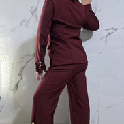 Abbigliamento Elegante Donna Completo Bianco con Dettagli Dorati e Tasche Laterali Stile Moderno e Raffinato per Occasioni Speciali
