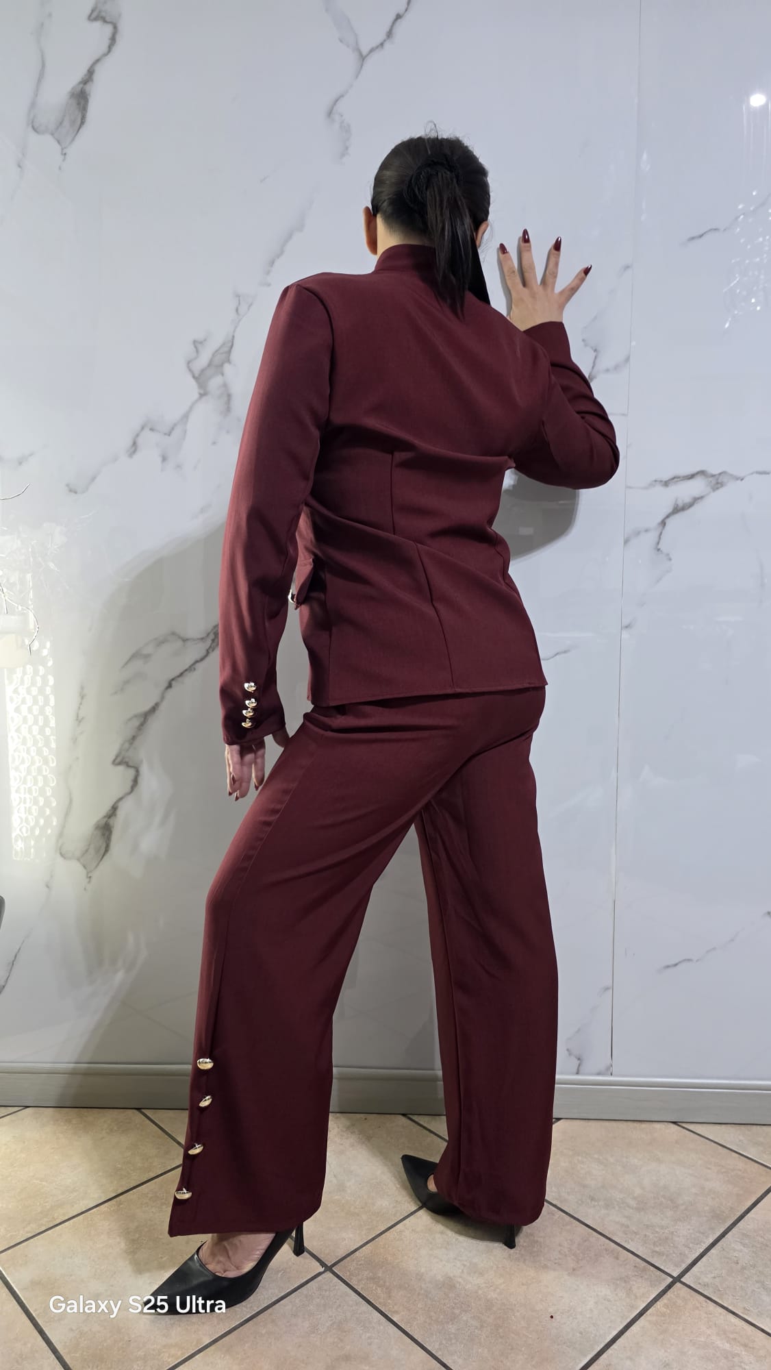 Abbigliamento Elegante Donna Completo Bianco con Dettagli Dorati e Tasche Laterali Stile Moderno e Raffinato per Occasioni Speciali