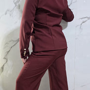 Abbigliamento Elegante Donna Completo Bianco con Dettagli Dorati e Tasche Laterali Stile Moderno e Raffinato per Occasioni Speciali