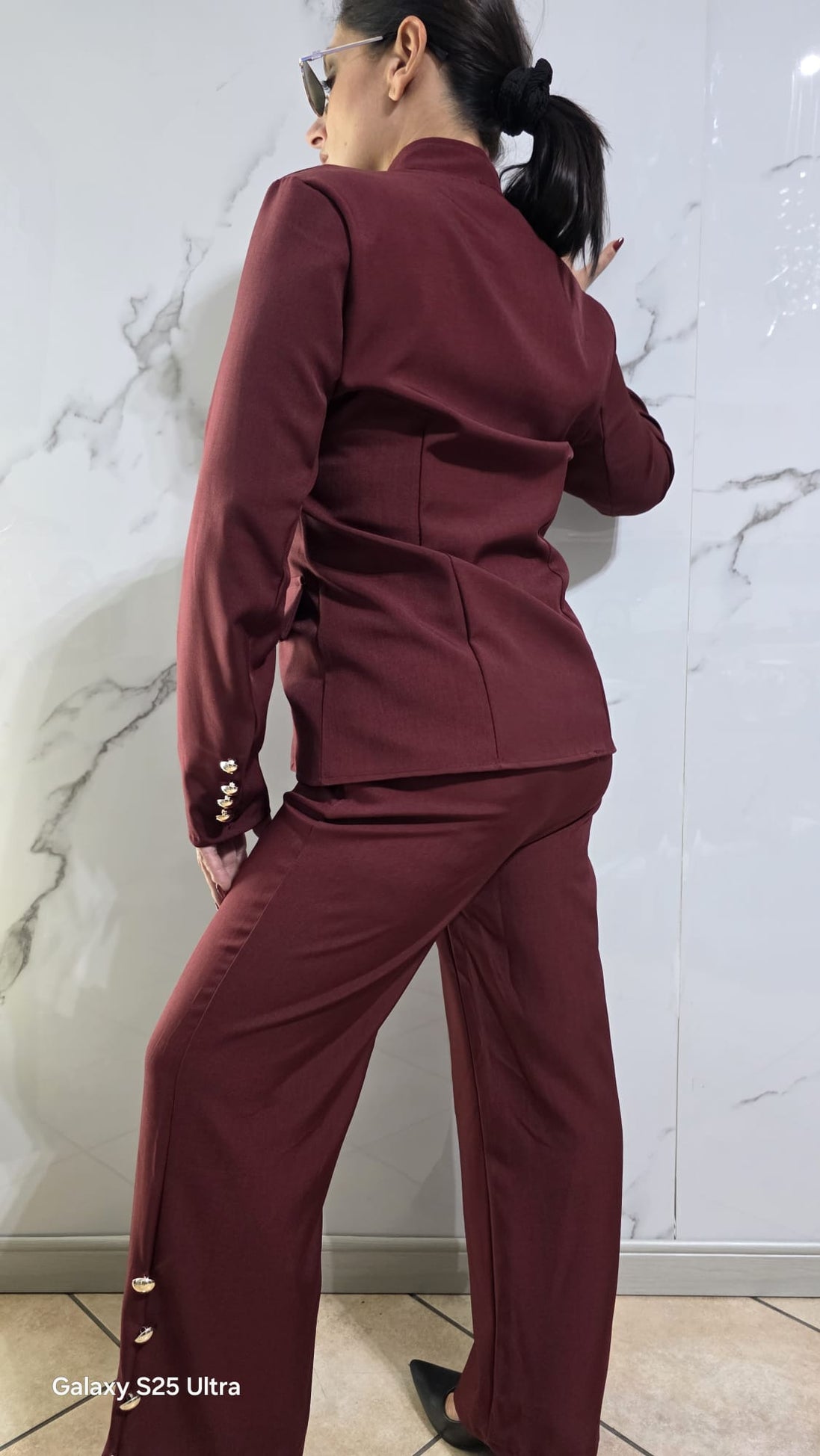 Abbigliamento Elegante Donna Completo Bianco con Dettagli Dorati e Tasche Laterali Stile Moderno e Raffinato per Occasioni Speciali