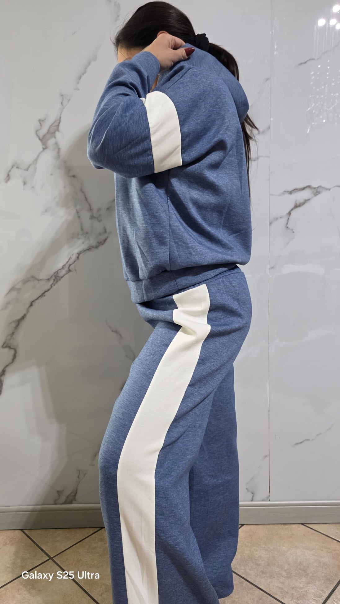 Tuta Completa Blu con Cappuccio e Dettagli a Contrasto - Stile Sportivo e Casual